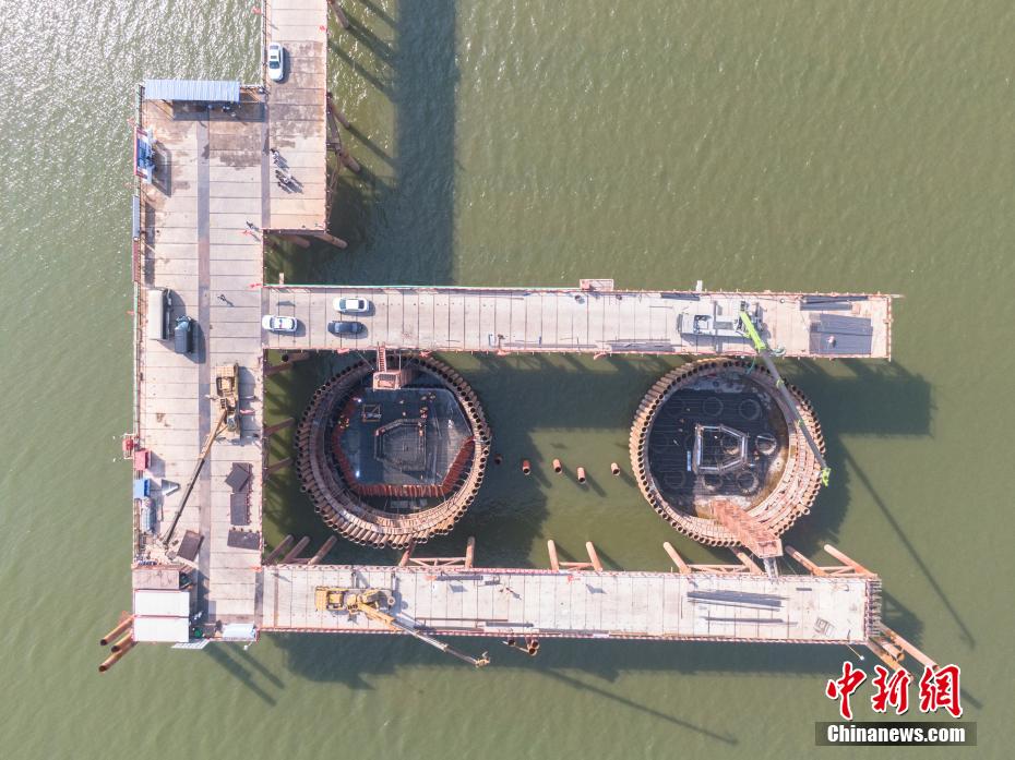 Panorama aéreo da construção da ponte Hongzhou em Jiangxi
