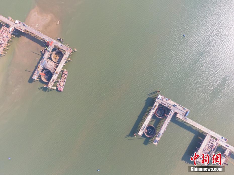 Panorama aéreo da construção da ponte Hongzhou em Jiangxi
