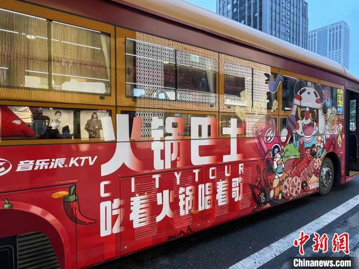 Galeria: “ônibus de hotpot” entra na operação em Chengdu