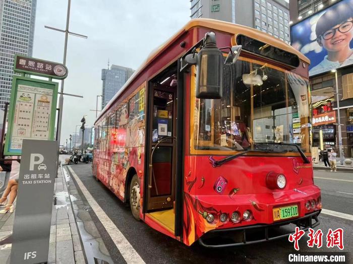 Galeria: “ônibus de hotpot” entra na operação em Chengdu