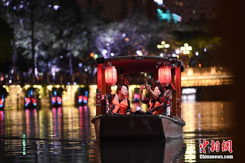 Galeria: cena encantadora noturna ao longo do rio Jinjiang em Chengdu