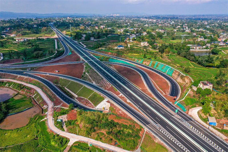 Uma nova autoestrada  é concluída no sudoeste da China