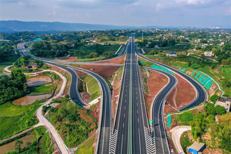 Uma nova autoestrada  é concluída no sudoeste da China