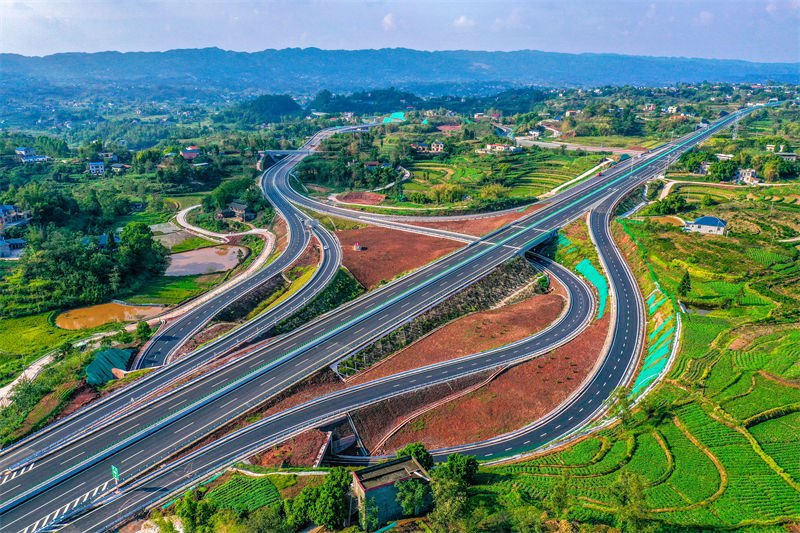 Uma nova autoestrada  é concluída no sudoeste da China