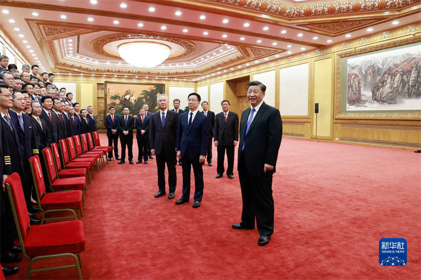 Xi Jinping se reúne com equipe do projeto C919 e pede mais avanços na fabricação de equipamentos de ponta