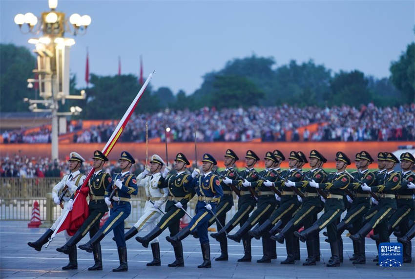 Cerimônia de hasteamento da bandeira na Praça Tiananmen no Dia Nacional