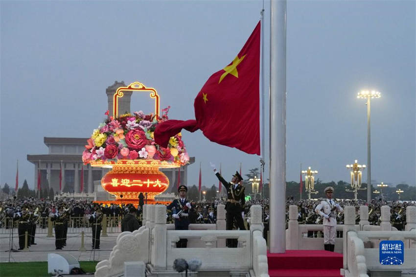 Cerimônia de hasteamento da bandeira na Praça Tiananmen no Dia Nacional