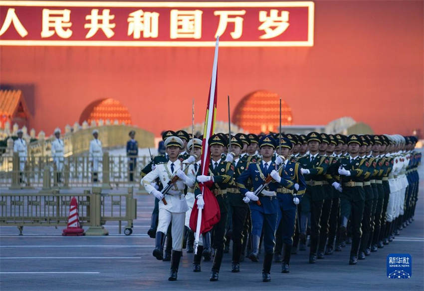 Cerimônia de hasteamento da bandeira na Praça Tiananmen no Dia Nacional