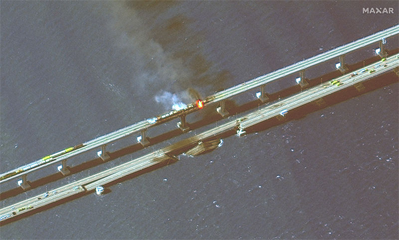 Ponte na Crimeia pega fogo após explosão