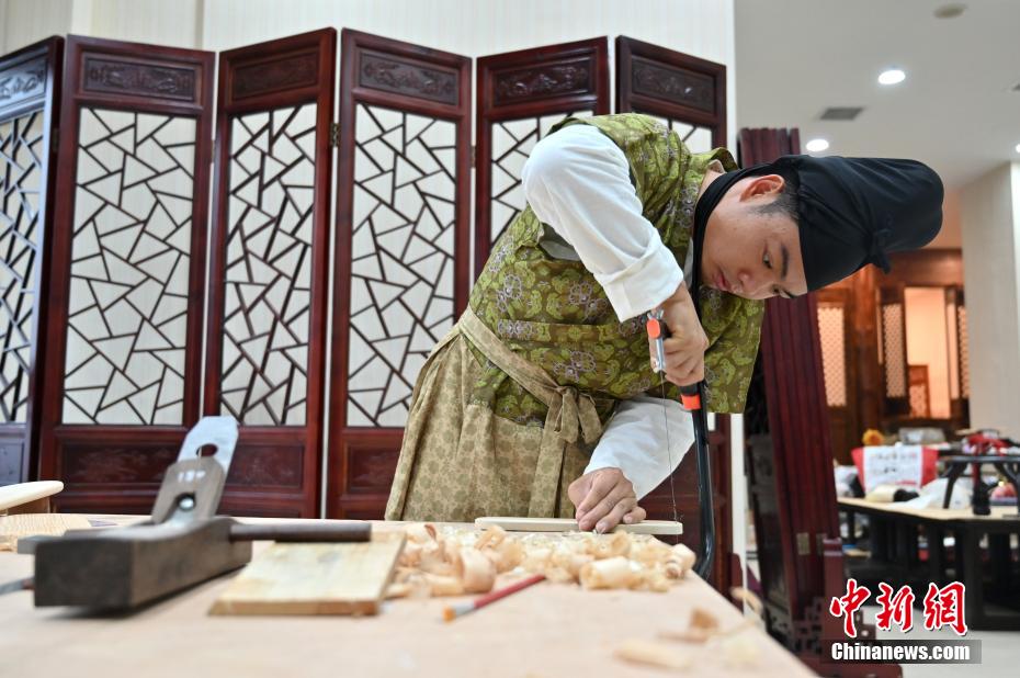Guangxi: equipe de restauração de “Hanfu” de geração pós-90 mostra trajes tradicionais chineses