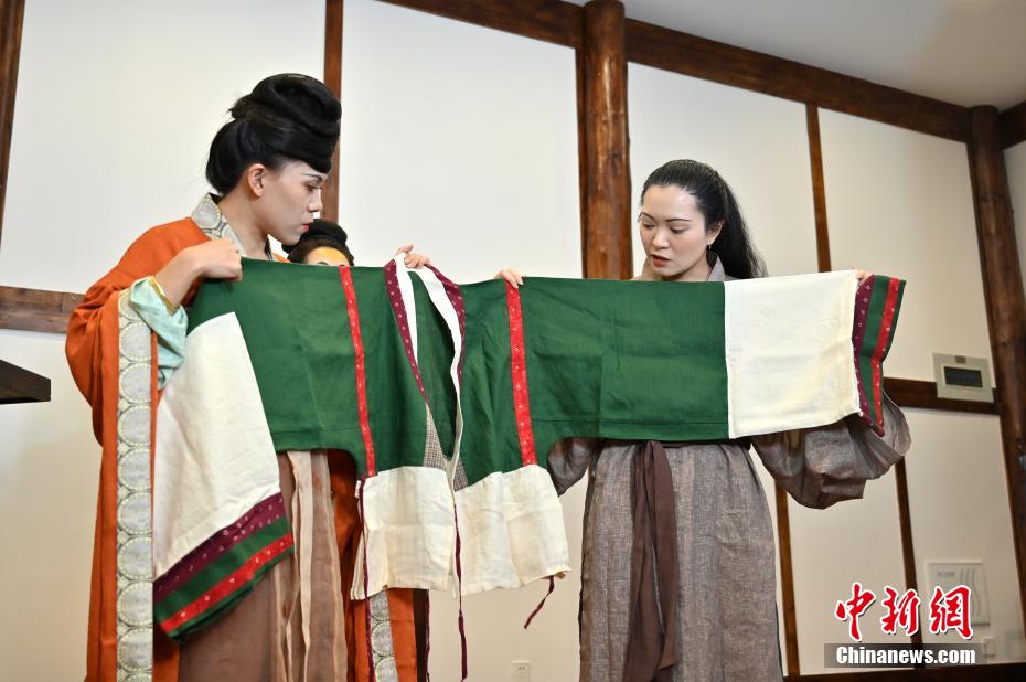 Guangxi: equipe de restauração de “Hanfu” de geração pós-90 mostra trajes tradicionais chineses