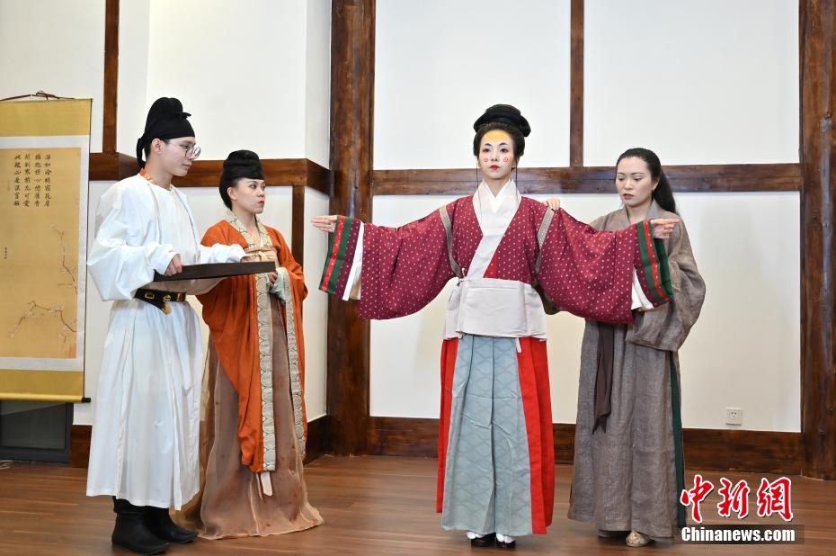 Guangxi: equipe de restauração de “Hanfu” de geração pós-90 mostra trajes tradicionais chineses