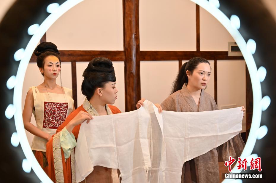 Guangxi: equipe de restauração de “Hanfu” de geração pós-90 mostra trajes tradicionais chineses