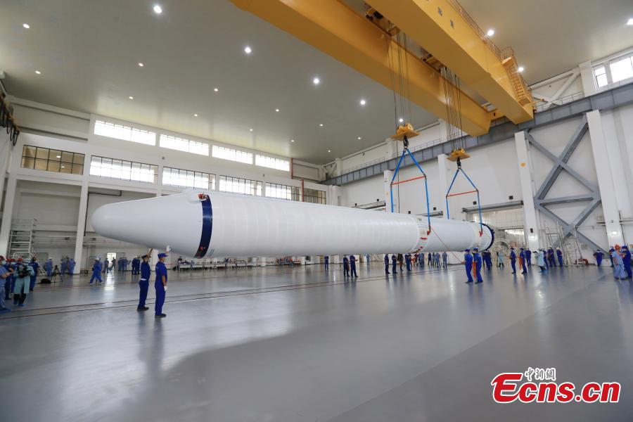 Foguete transportador Longa Marcha-7 Y6 chega ao local de lançamento de Wenchang