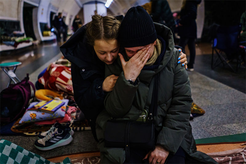 Ucrânia: pessoas se refugiam nas estações de metrô em Kiev