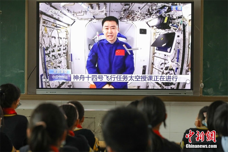 Astronautas chineses dão palestra no módulo de laboratório da estação espacial