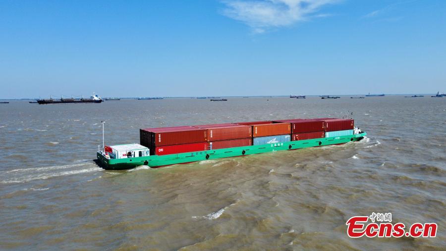 China: primeiro navio porta-contêineres elétrico 120 TEU realiza viagem inaugural