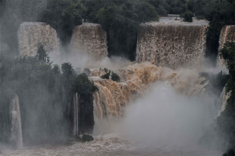 Chuvas fortes atingem múltiplas áreas no Brasil