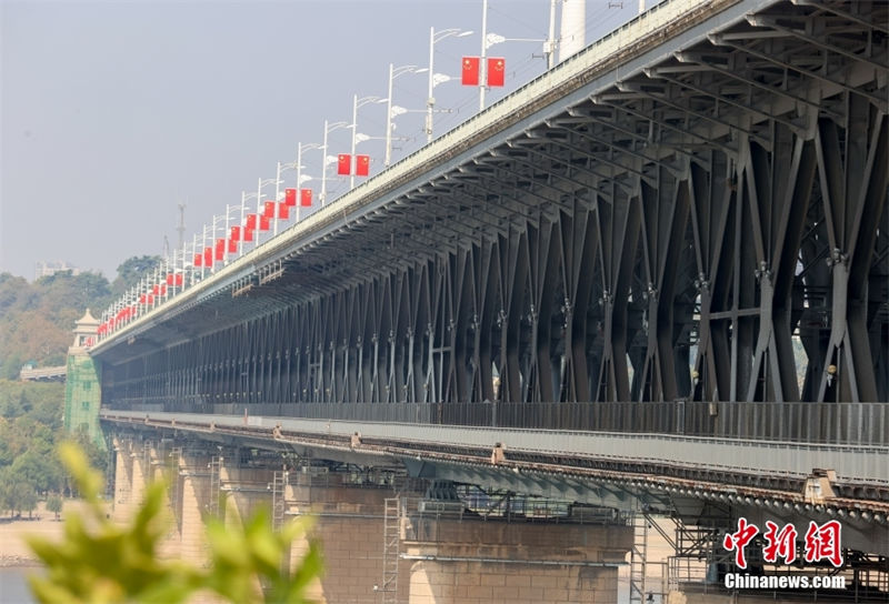 Wuhan: ponte sobre rio Yangtze registra seu 65º aniversário