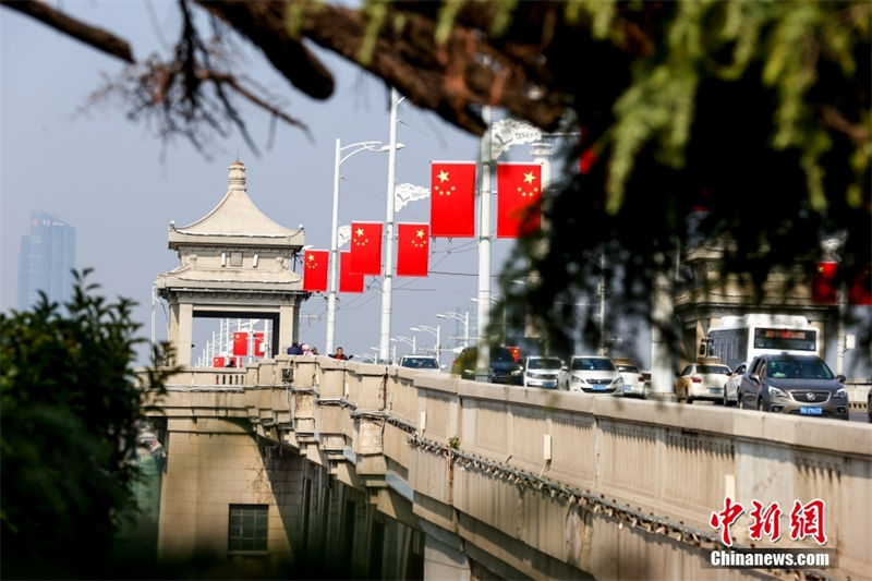 Wuhan: ponte sobre rio Yangtze registra seu 65º aniversário