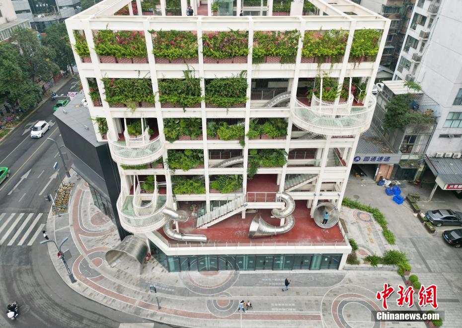 Chengdu: prédio empresarial com escorrega torna-se viral na internet