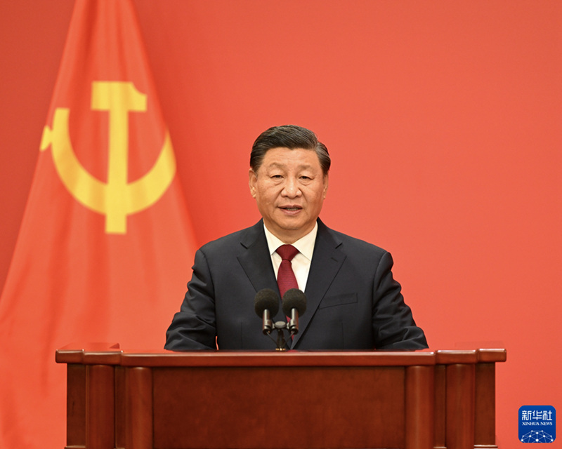 Xi Jinping e outros membros do Comitê Permanente do Birô Político do 20º Comitê Central do PCCh aparecem perante a imprensa