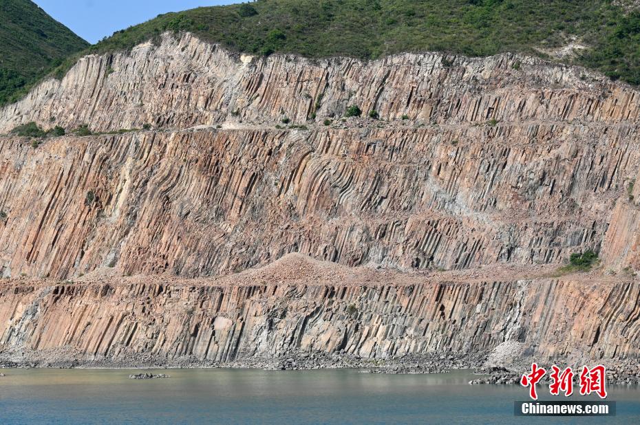 Hong Kong: grupo de colunas de riólito do período Cretáceo entra nos primeiros 100 sítios de patrimônio geológico da IUGS

