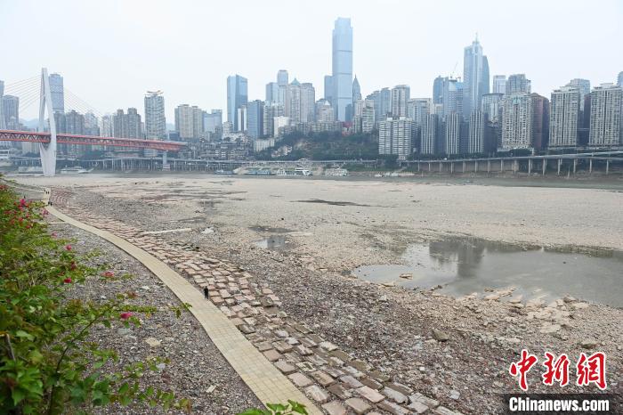 Chongqing: rio Jialing entra na estação seca