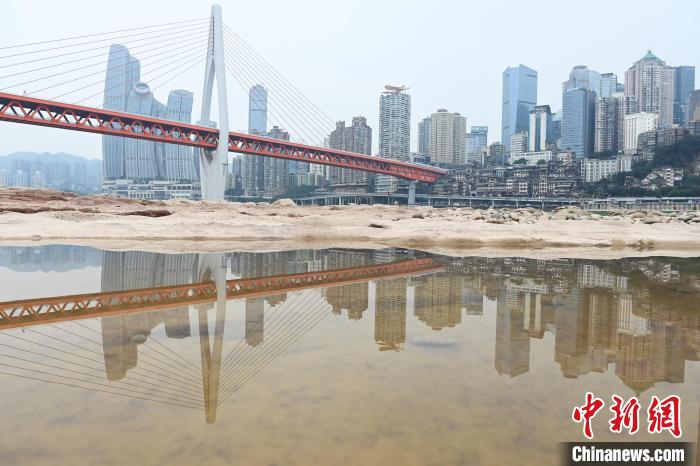 Chongqing: rio Jialing entra na estação seca