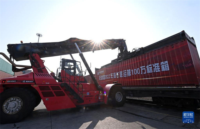 Porto de Tianjin: volume do transporte intermodal marítimo-ferroviário excede 1 milhão de TEUs