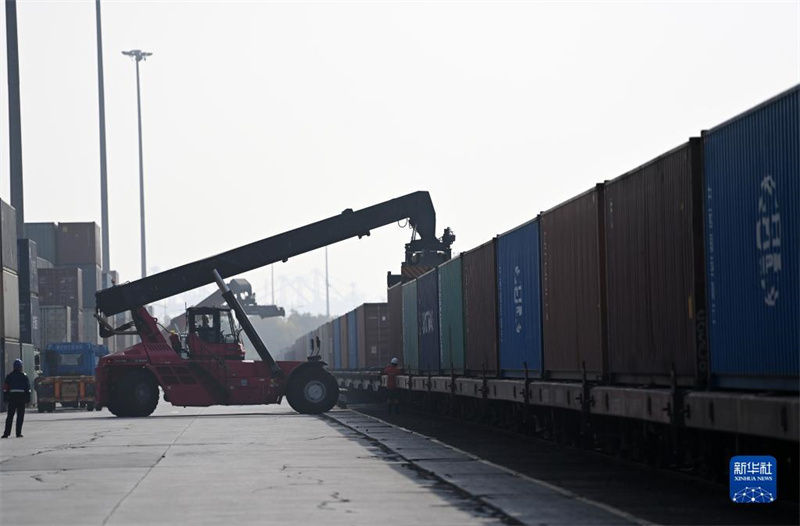 Porto de Tianjin: volume do transporte intermodal marítimo-ferroviário excede 1 milhão de TEUs