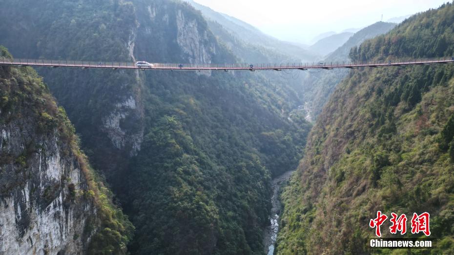 Chongqing: ponte suspensa é construída a 300 metros de altura