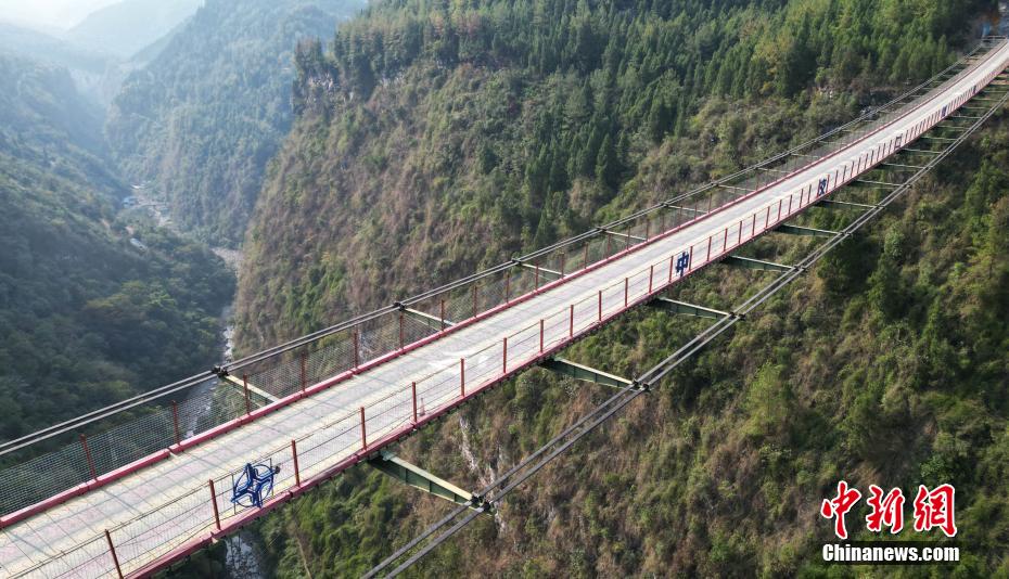 Chongqing: ponte suspensa é construída a 300 metros de altura