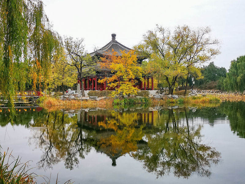 Beijing: cenário de outono do Antigo Palácio de Verão atrai turistas