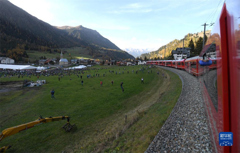 Suíça bate recorde do comboio de passageiros mais longo do mundo