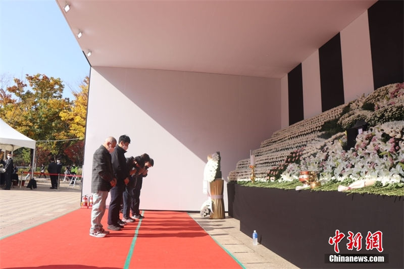 Coreia do Sul: pessoas lamentam vítimas de tumulto