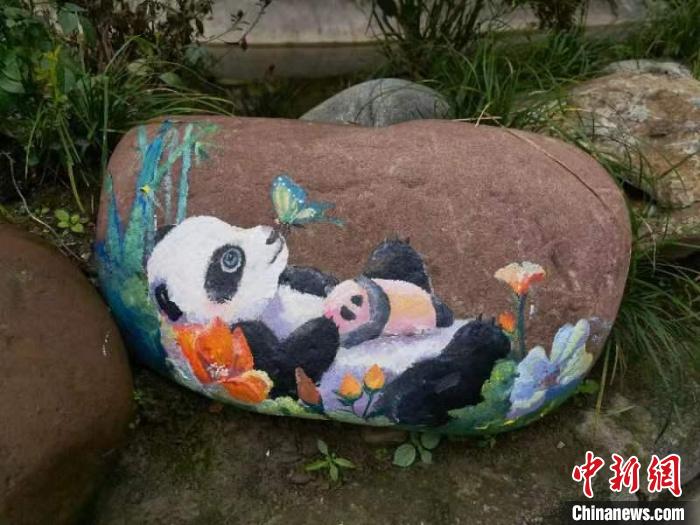 Projeto de pintura de 1000 pandas gigantes decora cidade chinesa de Sichuan