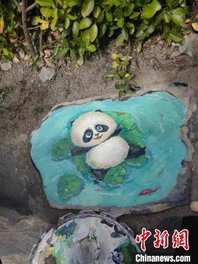 Projeto de pintura de 1000 pandas gigantes decora cidade chinesa de Sichuan