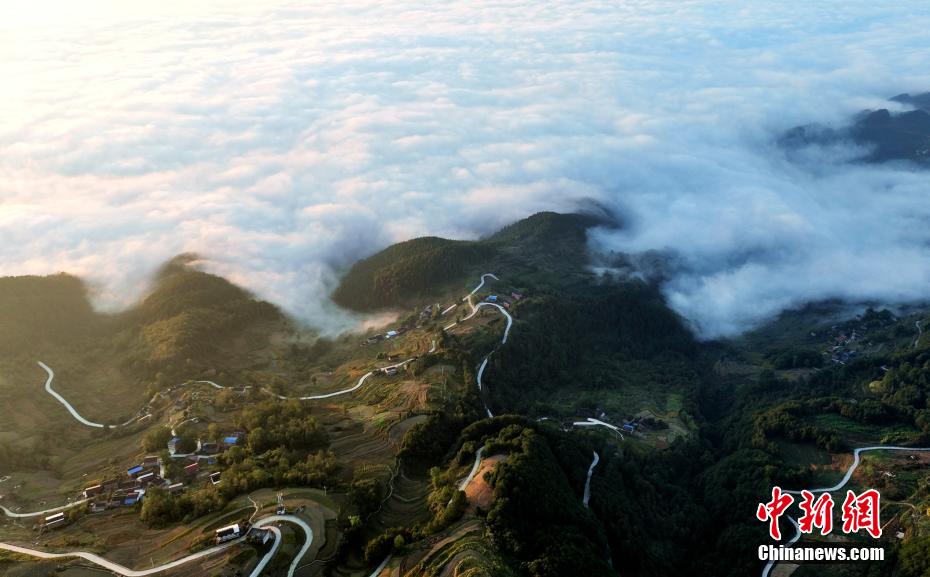 Chongqing: nuvens decoram paisagem rural