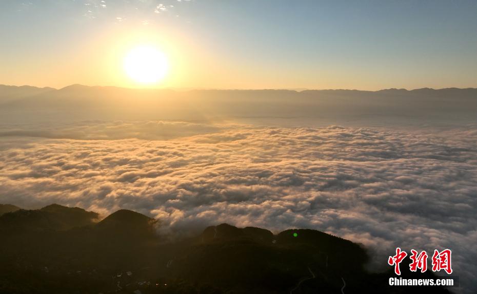 Chongqing: nuvens decoram paisagem rural