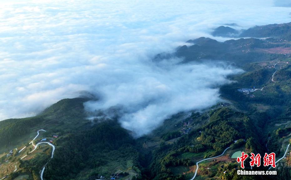 Chongqing: nuvens decoram paisagem rural