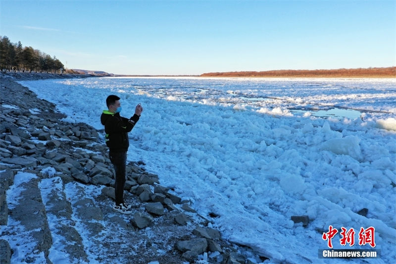 Seção Huma do rio Heilong registra Início do Inverno com gelo à deriva