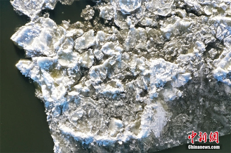 Seção Huma do rio Heilong registra Início do Inverno com gelo à deriva