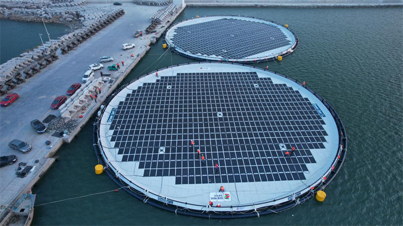 Primeiro projeto eólico-solar híbrido flutuante do mundo entrou em operação no leste da China