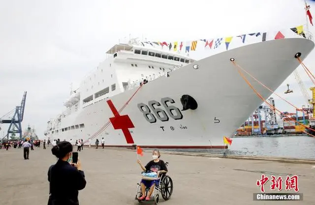 Navio-hospital Arca da Paz da Marinha chinesa visita Indonésia