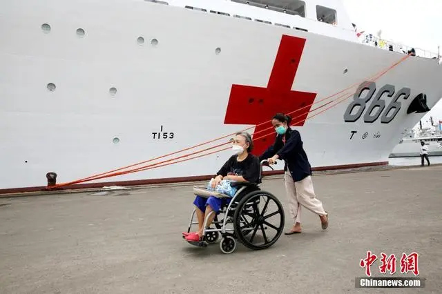 Navio-hospital Arca da Paz da Marinha chinesa visita Indonésia