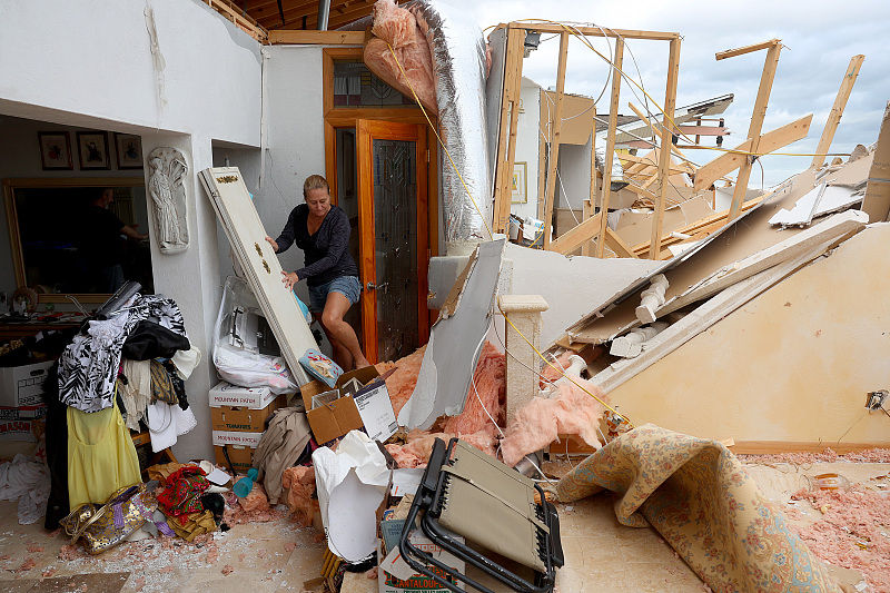 EUA: furacão Nicole atinge costa da Flórida