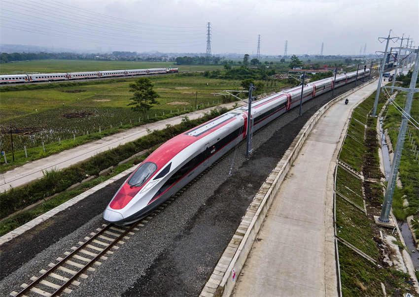 Treinamento da ferrovia de alta velocidade Jakarta-Bandung é realizado em Bandung