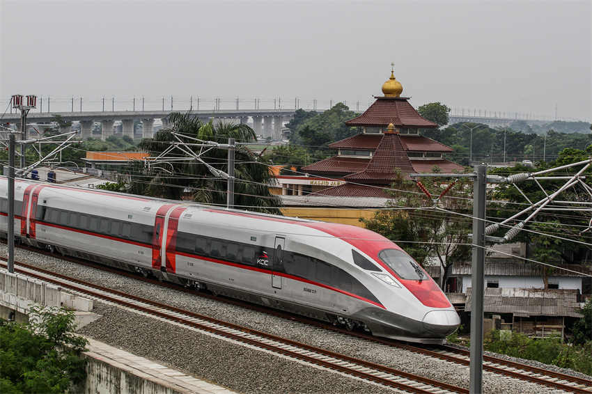 Treinamento da ferrovia de alta velocidade Jakarta-Bandung é realizado em Bandung
