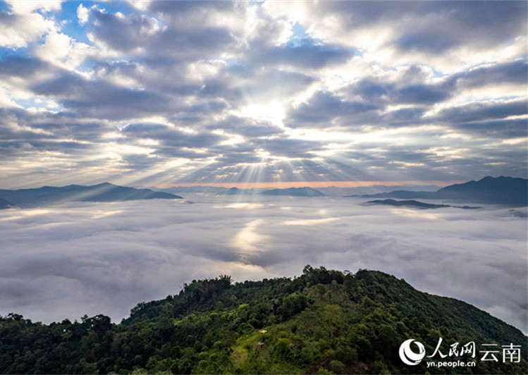 Yunnan: nuvens decoram a montanha Jinuo